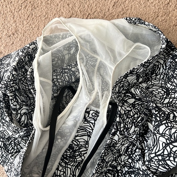 Onia Calder 7.5” White Black Abstract Scribble Printed Swim Trunks - Picture 7 of 10